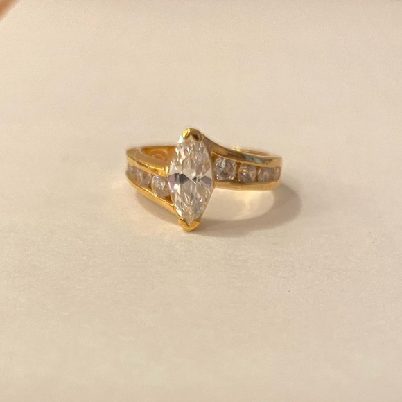 Avon Cubic Zirconia Marquise - Picture 4 of 9